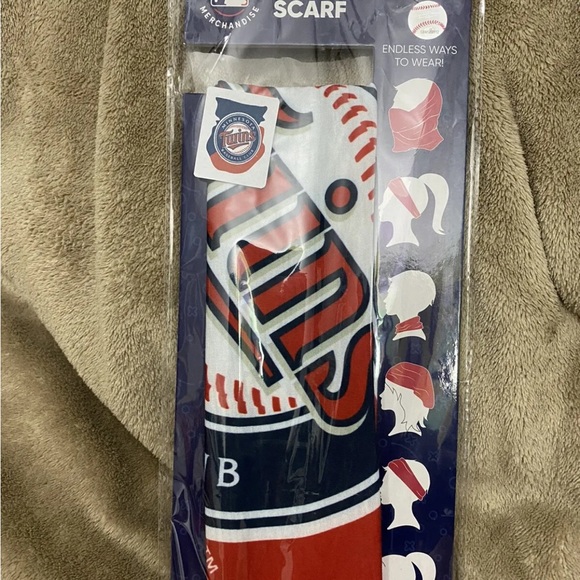 MLB Minnesota Twins Team Gaiter Scarf. - Picture 3 of 7